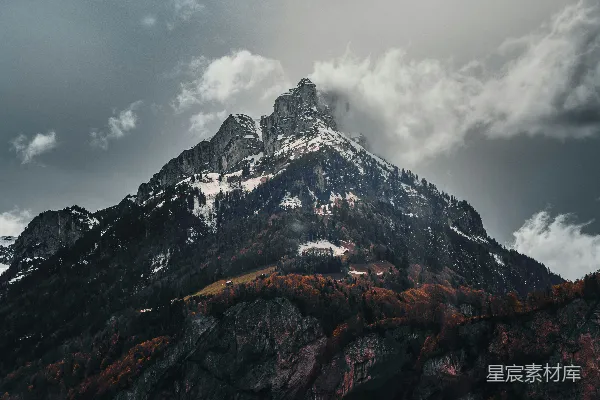 高清摄影 一座雄伟的山峰在暴风雨的云层下矗立。