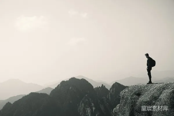 高清摄影 灰度摄影中，一个人站在岩石结构上。