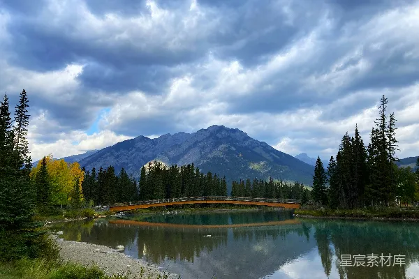 高清摄影 一座湖上的桥，背景中有山。