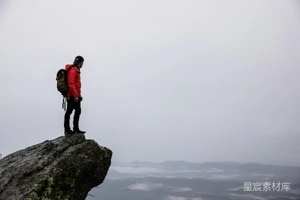 高清摄影 站在灰色岩石上的人