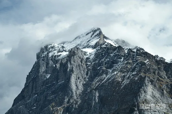 高清摄影 山峰在蓝天白云下