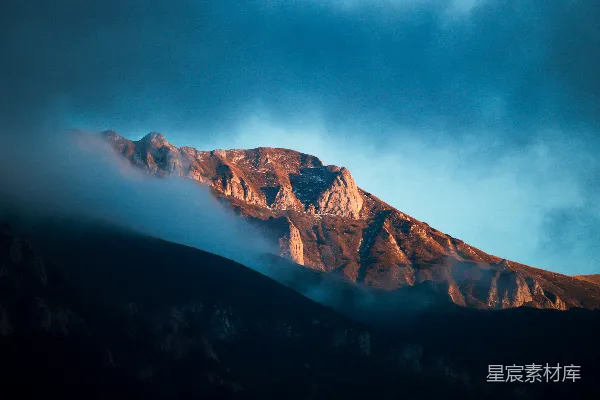 高清摄影 一座山峰上飘着云彩