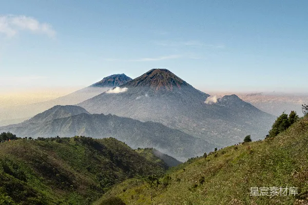 高清摄影 一片山脉的景色，有树木和草地。