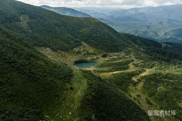 高清摄影 一条河流流经山谷