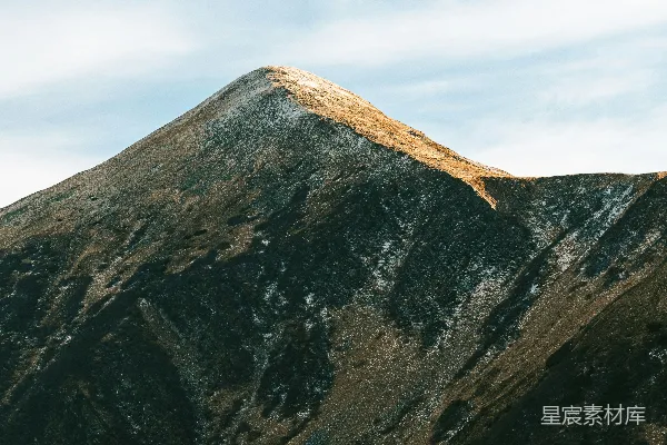 高清摄影 远处有一座山，山顶非常高。