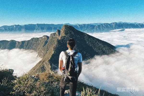 高清摄影 穿着白衬衫和黑裤子的男人站在白天的岩石山上。