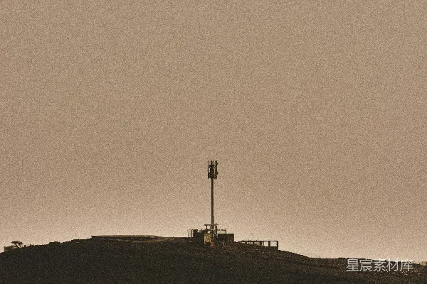 高清摄影 剪影中，一个人站在山丘上，夕阳西下。