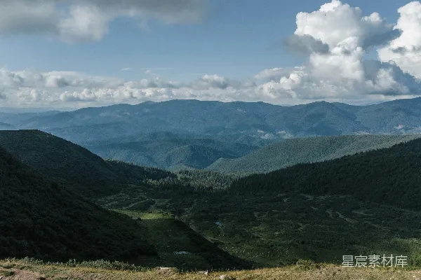 高清摄影 一片带有山丘和云朵的风景