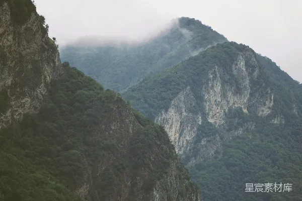 高清摄影 一只船停在山前的水面上。