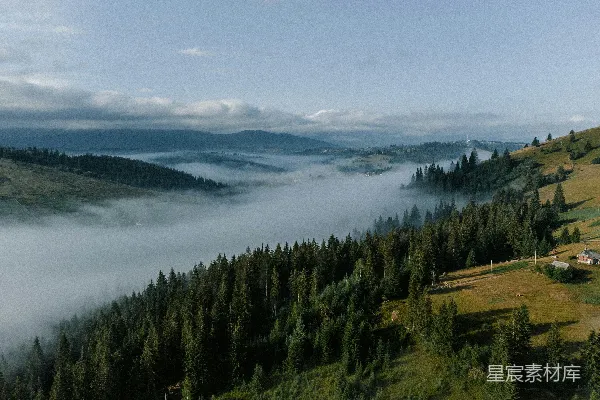 高清摄影 一片风景如画的景色，树木和小山丘错落有致。