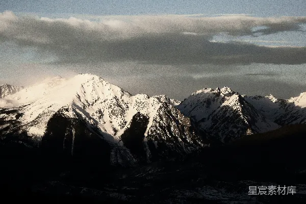 高清摄影 白天多云的天空下的积雪覆盖的山