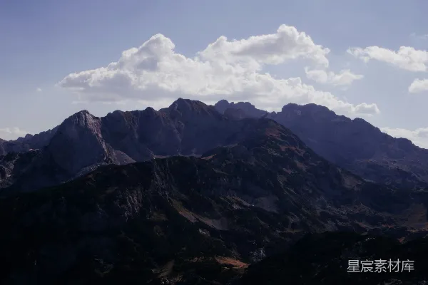高清摄影 一座山脉，天空中有几朵云。