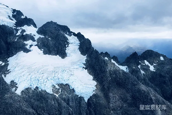 高清摄影 白天被雪覆盖的山峰