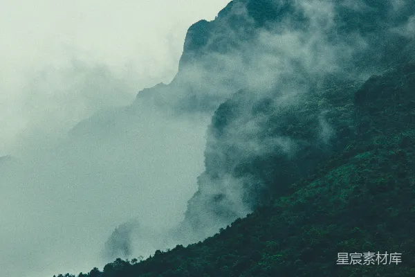 高清摄影 青山笼罩在雾中