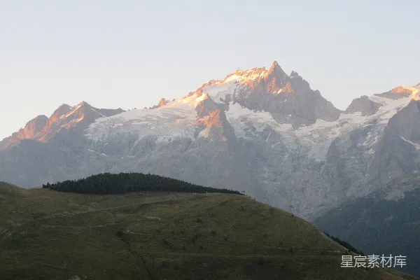 高清摄影 雪山沐浴在金色阳光中。
