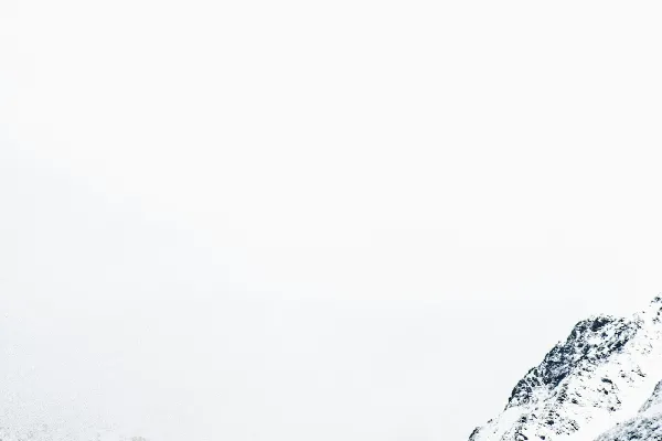 高清摄影 一个滑雪板上的人在雪山上