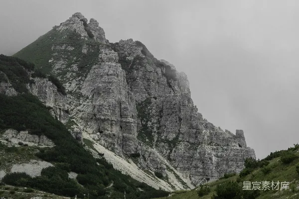 高清摄影 一座非常高大的山峰，上面有一些非常漂亮的岩石。