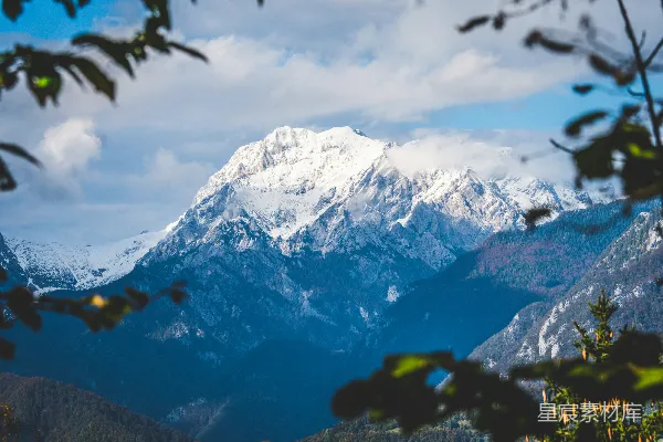高清摄影 白天多云的天空下覆盖着积雪的山