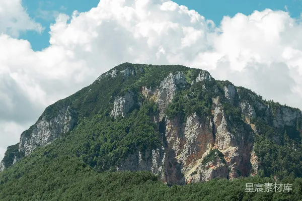 高清摄影 一座大山，山下有一片森林。