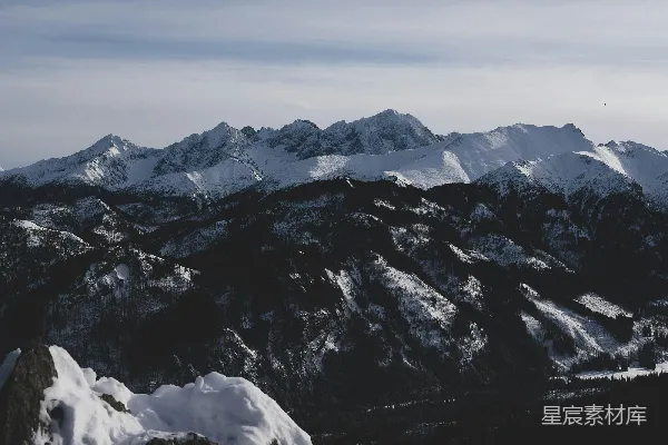 高清摄影 站在被雪覆盖的山顶上的人
