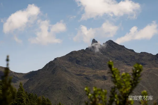 高清摄影 一座很高的山，山巅有云。