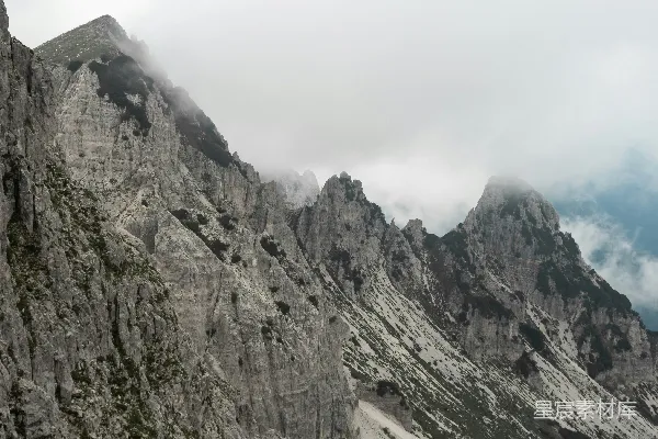 高清摄影 一座很高的山，天空中有些云。