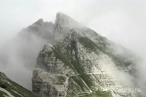 高清摄影 一座被雾气和云层覆盖的高大山峰