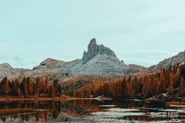 高清摄影 一个被山和树木环绕的湖泊