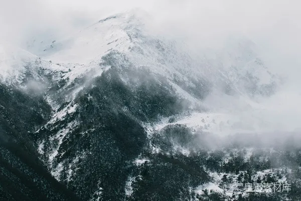 高清摄影 一座被雪和云雾覆盖的山