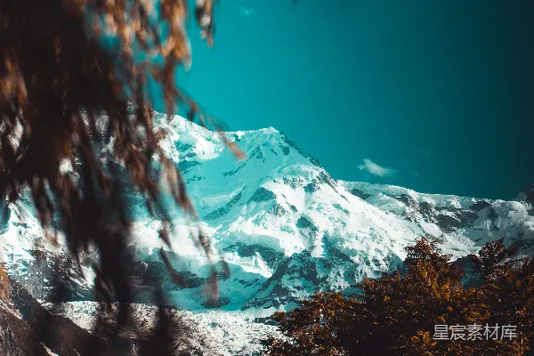 高清摄影 白天晴朗的蓝天下的积雪覆盖的山