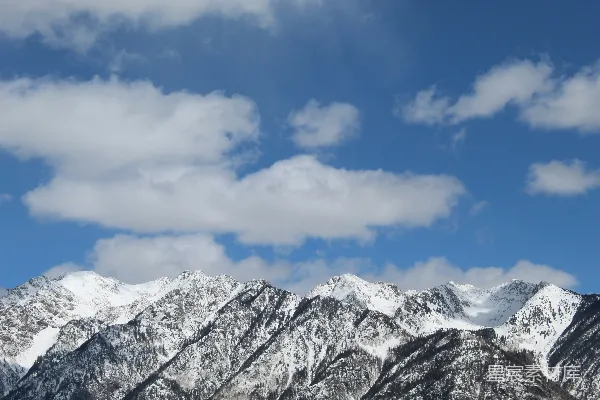 高清摄影 白天蓝天下被白雪覆盖的山峰