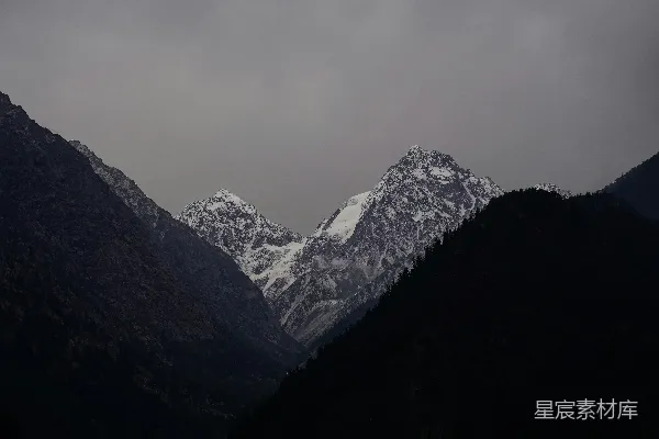 高清摄影 一座山脉，远处覆盖着积雪的山峰。