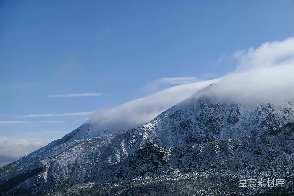 高清摄影 一座覆盖着积雪的山在蓝天之下