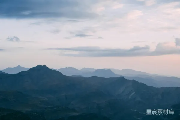 高清摄影 乌黑的山峦在灰白色天空下