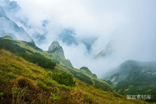 高清摄影 一个山谷中有雾和山脉