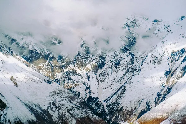 高清摄影 覆盖着雪的山脉的风景照