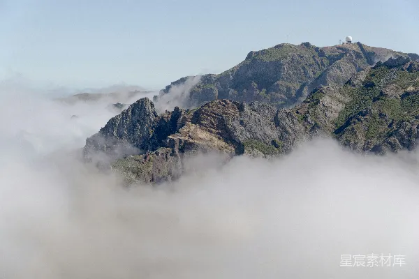 高清摄影 山峰在云雾中的一瞥