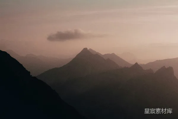 高清摄影 一片山峦的景色，天空中有一朵云。