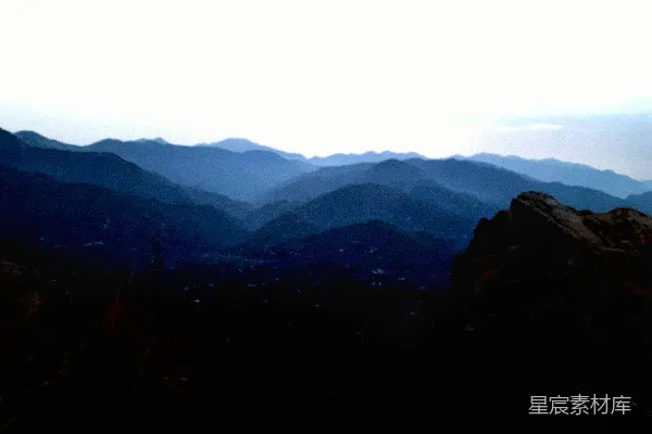 高清摄影 一幅山谷景色，背景是山脉。