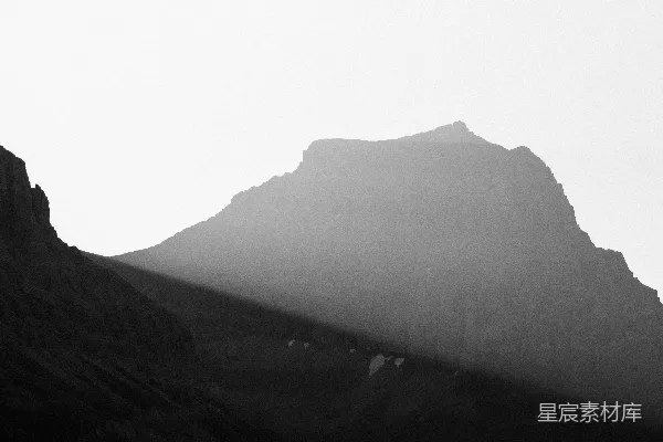 高清摄影 阳光洒在崎岖的山峰上