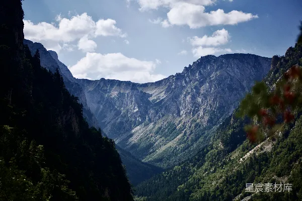 高清摄影 一座山谷的景色，背景是山脉。