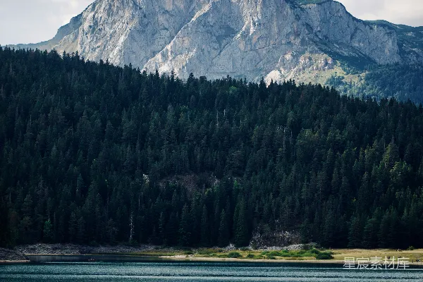 高清摄影 一片水域，背景中有一座山。