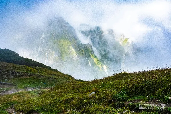 高清摄影 一条巨大的瀑布位于山谷中