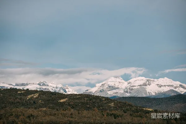 高清摄影 一座山脉，远处覆盖着积雪的山峰。