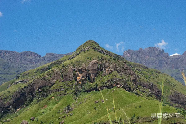 高清摄影 一座背景为蓝天的绿色大山