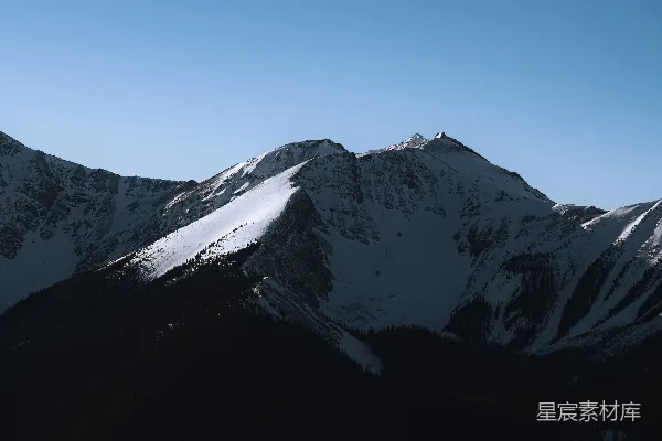 高清摄影 白天的蓝天下的积雪覆盖的山