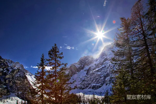 高清摄影 阳光灿烂地照耀着雪峰。