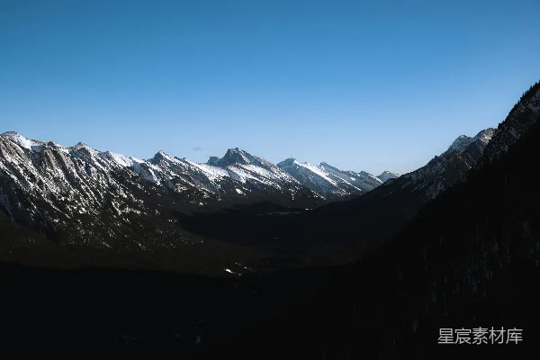 高清摄影 白天蓝天下白雪覆盖的山