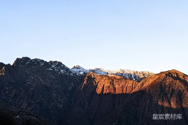 高清摄影 一座山峰覆盖着积雪的山脉景色
