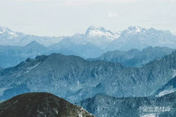 高清摄影 云雾缭绕的断层山
